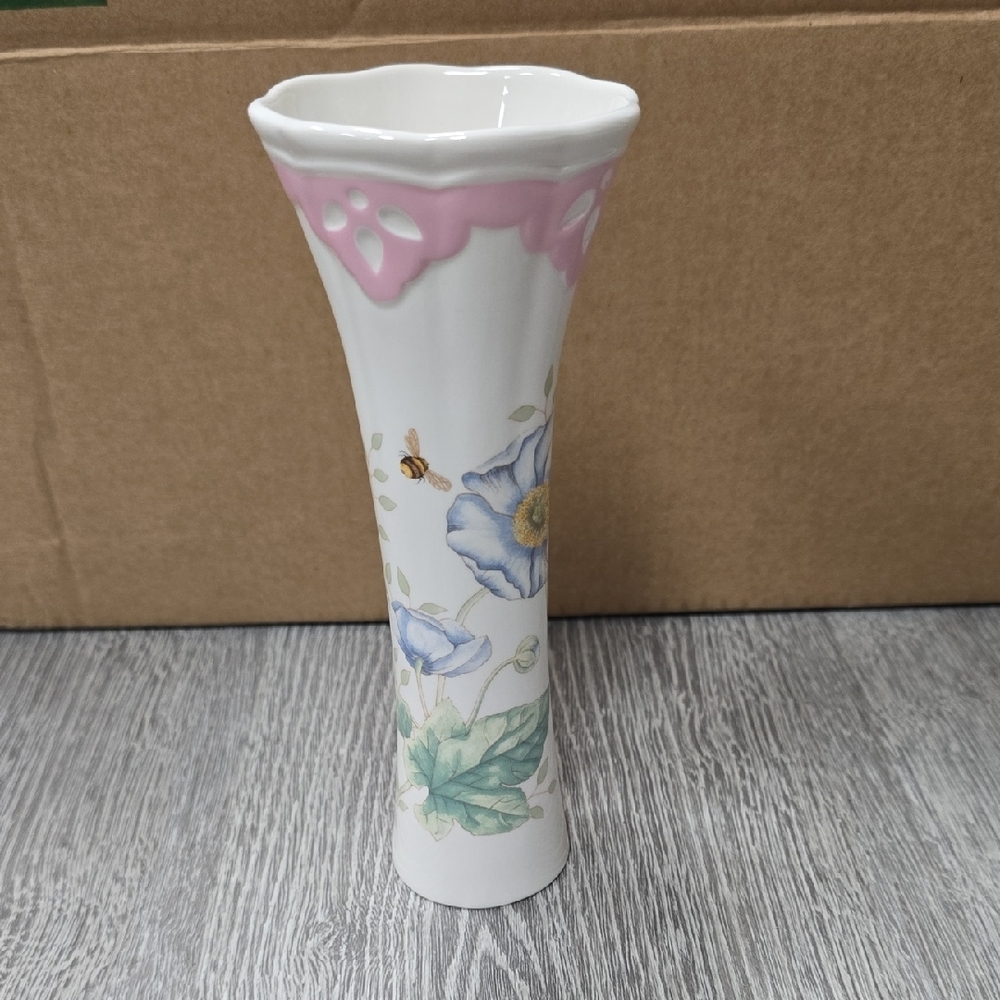 NIB LENOX Butterfly Meadow 7 Inch VASE Beautiful
